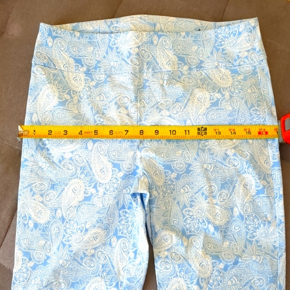 Attyre (8) Blue/Wht Floral High Rise Capris - Picture 3 of 7